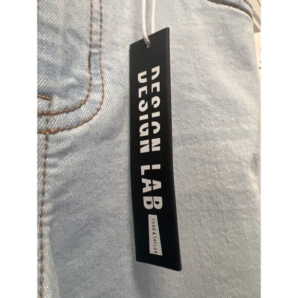 NWT Design Lab Women’s Distressed Ripped Denim Jeans Size 28 Light Wash Blue - Picture 3 of 5